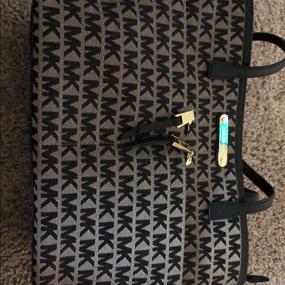 Michael Kors Handbags - Gently used Michael Kors purse